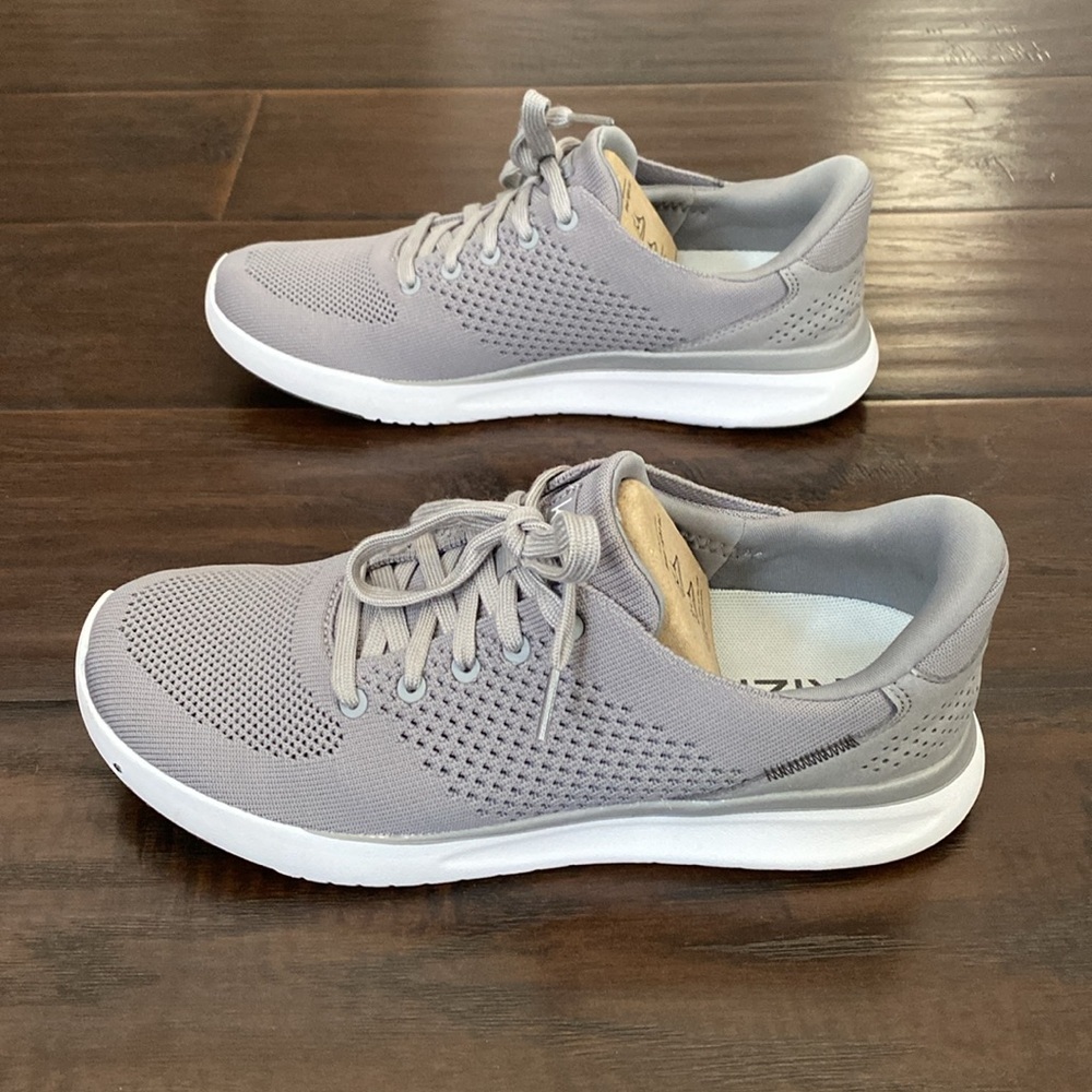 New with box Kizik Lima lace up sneakers unisex shoes women’s size 9